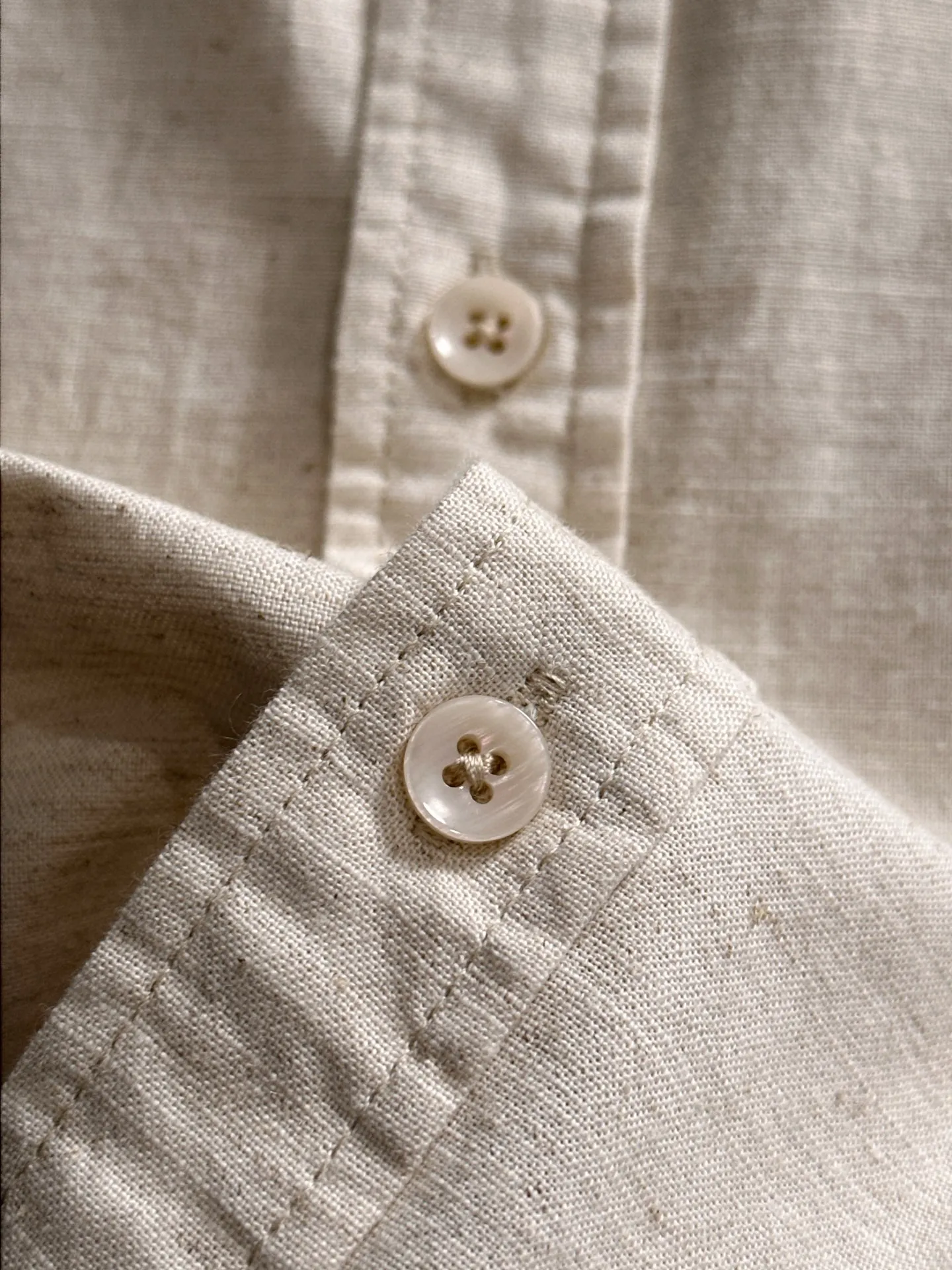 P360 Paul's 2025 new striped shirt, a versatile long-sleeved shirt for business and leisure. After a new style interpretation, with eye-catching earth tones, the fashion trend index of the entire shirt immediately soared! Made of imported 100% poplin cotton material, the light, silky and glossy silk fabric properties bring an unusual high-end visual sense. Needless to say, the upper body comfort is hand-cut. The pattern of the rear horizontal bar is restored, which is the only difference in the market! Technological electrostatic pressure spraying machine. The fluff is attracted by the plant body due to the different electric potential. It accelerates vertically and flies up to the pattern that has been scraped and primed. It is then dried in a high-temperature pipe oven to increase the fastness. The fashionable small pointed collar is paired with a flat-angle hem design, the overall simplicity and ability! Size: M-3XL